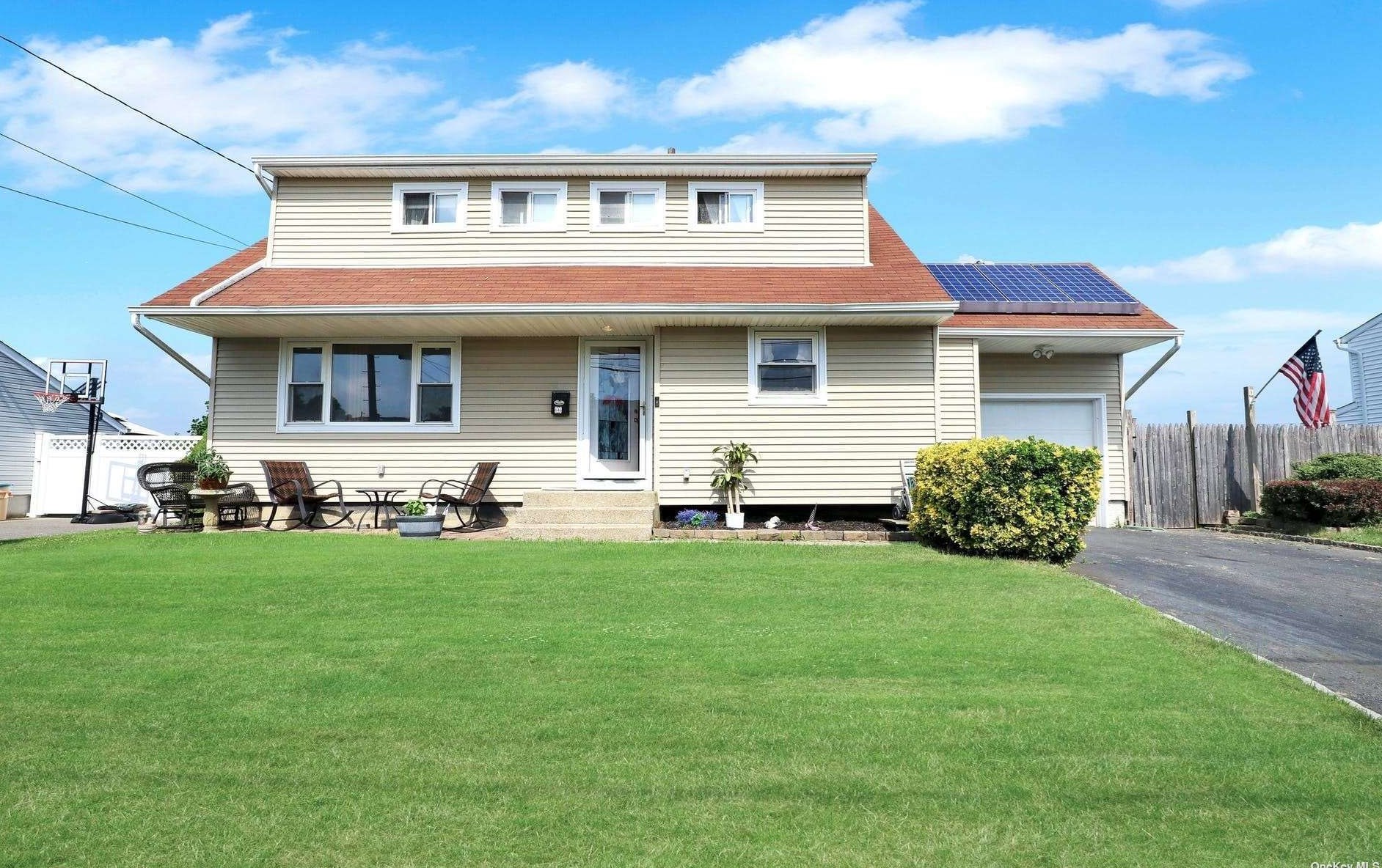 646 Everdell Ave, West Islip, NY 11795