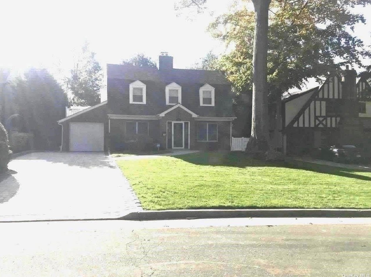 100 Rockywood Rd, North Hills, NY 11030