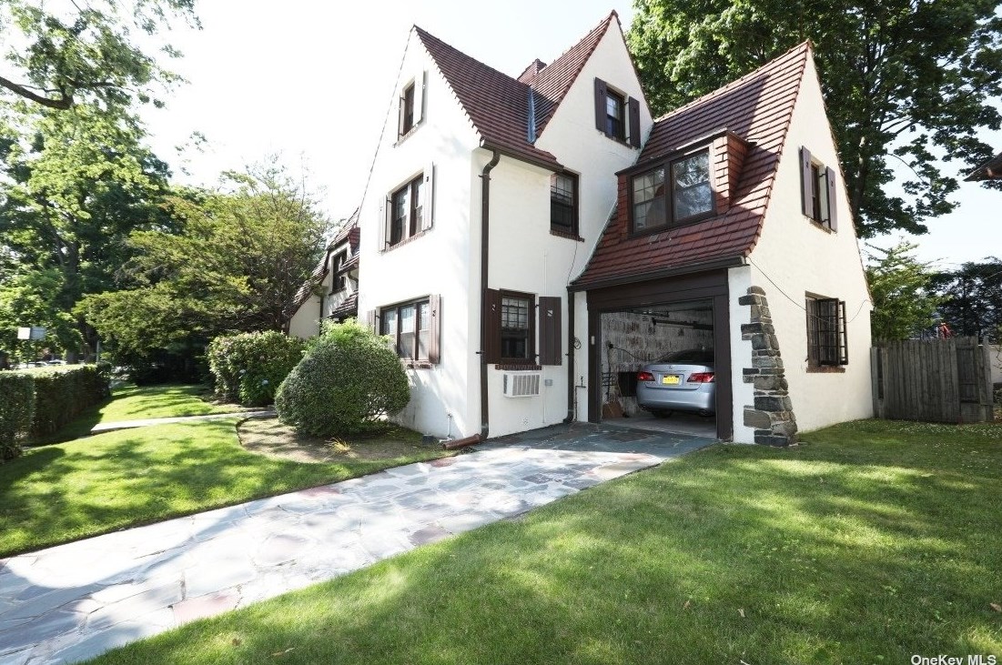 82 Dartmouth St, Flushing, NY 11375-5142