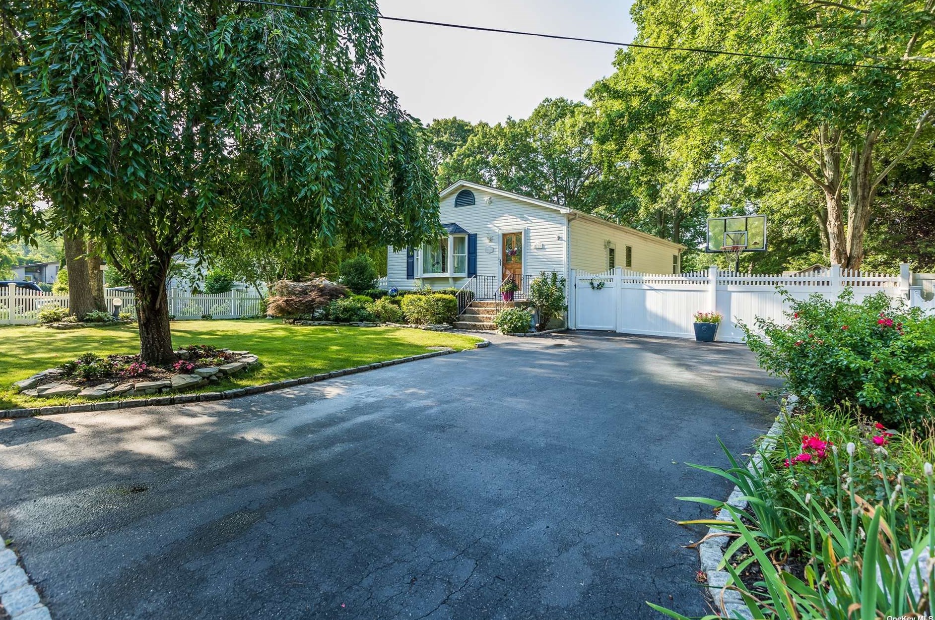21 Fox Ln, Shoreham, NY 11786-2231