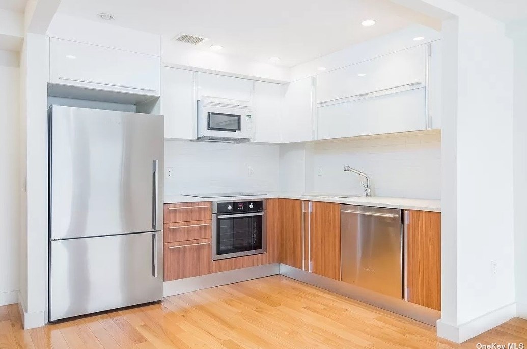 31-35 31st St #511, Long Island City, NY 11106