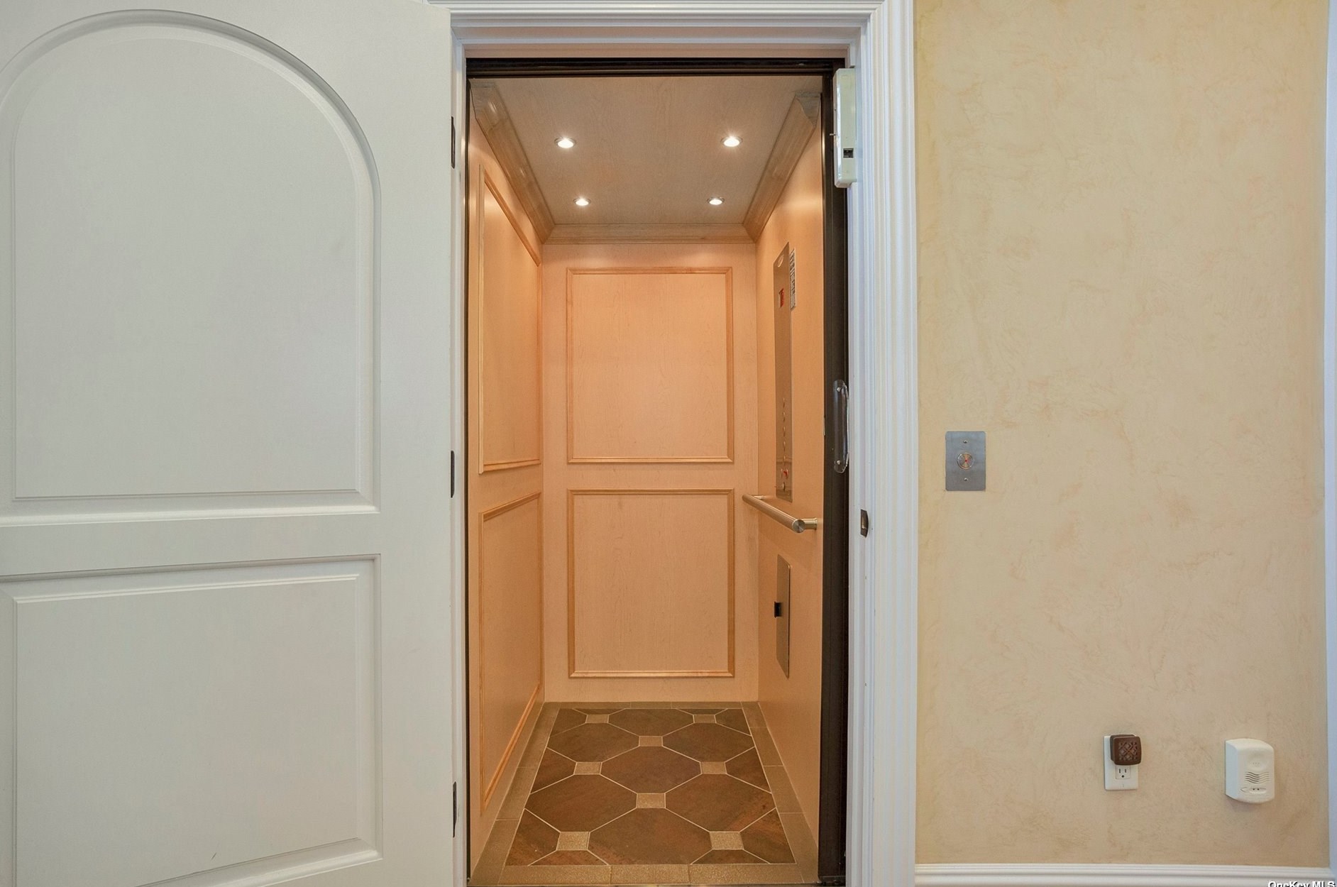 32 Boulevard, Flushing NY 11357-1003 exterior