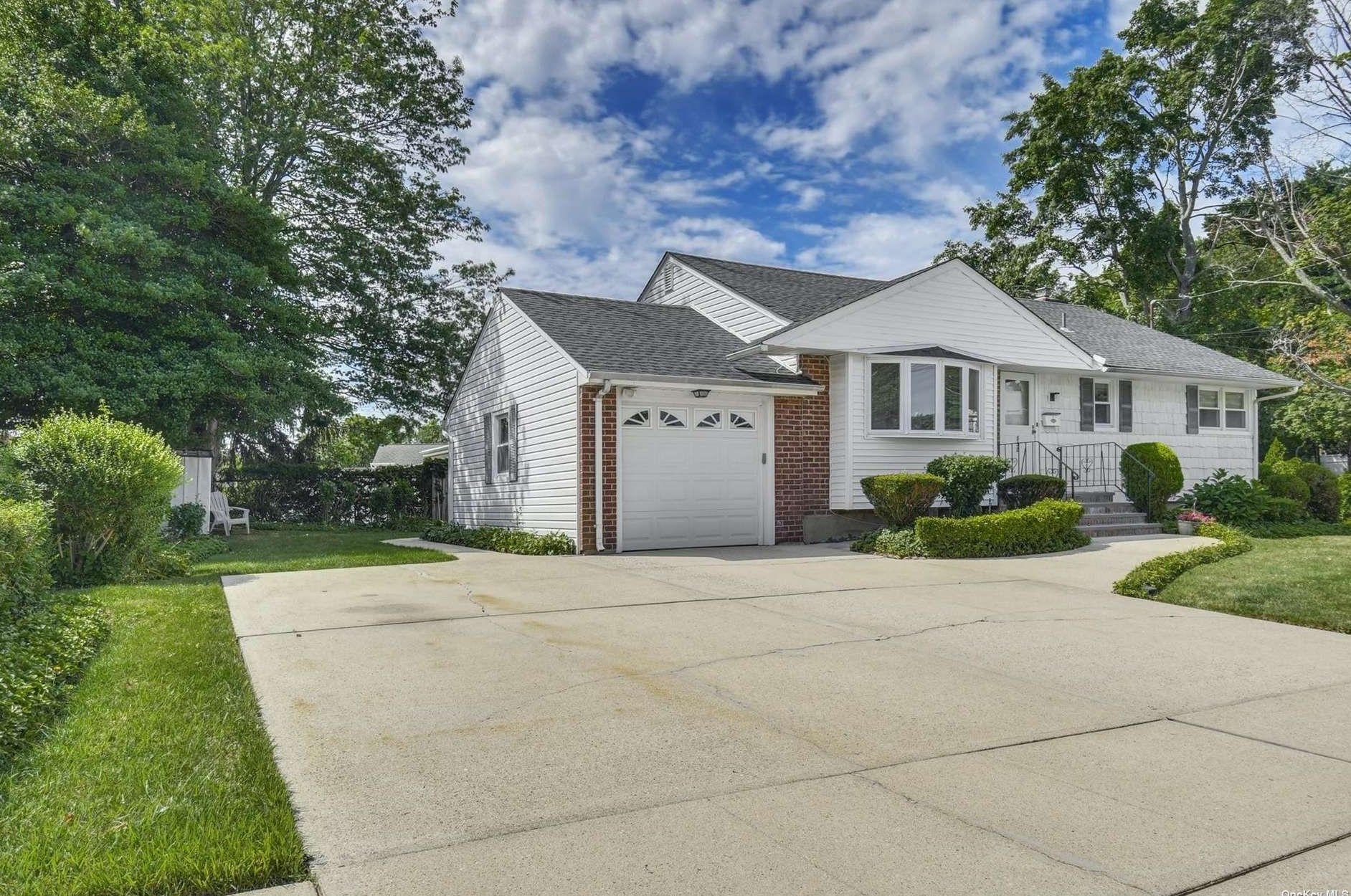 132 Ira Rd, Syosset, NY 11791