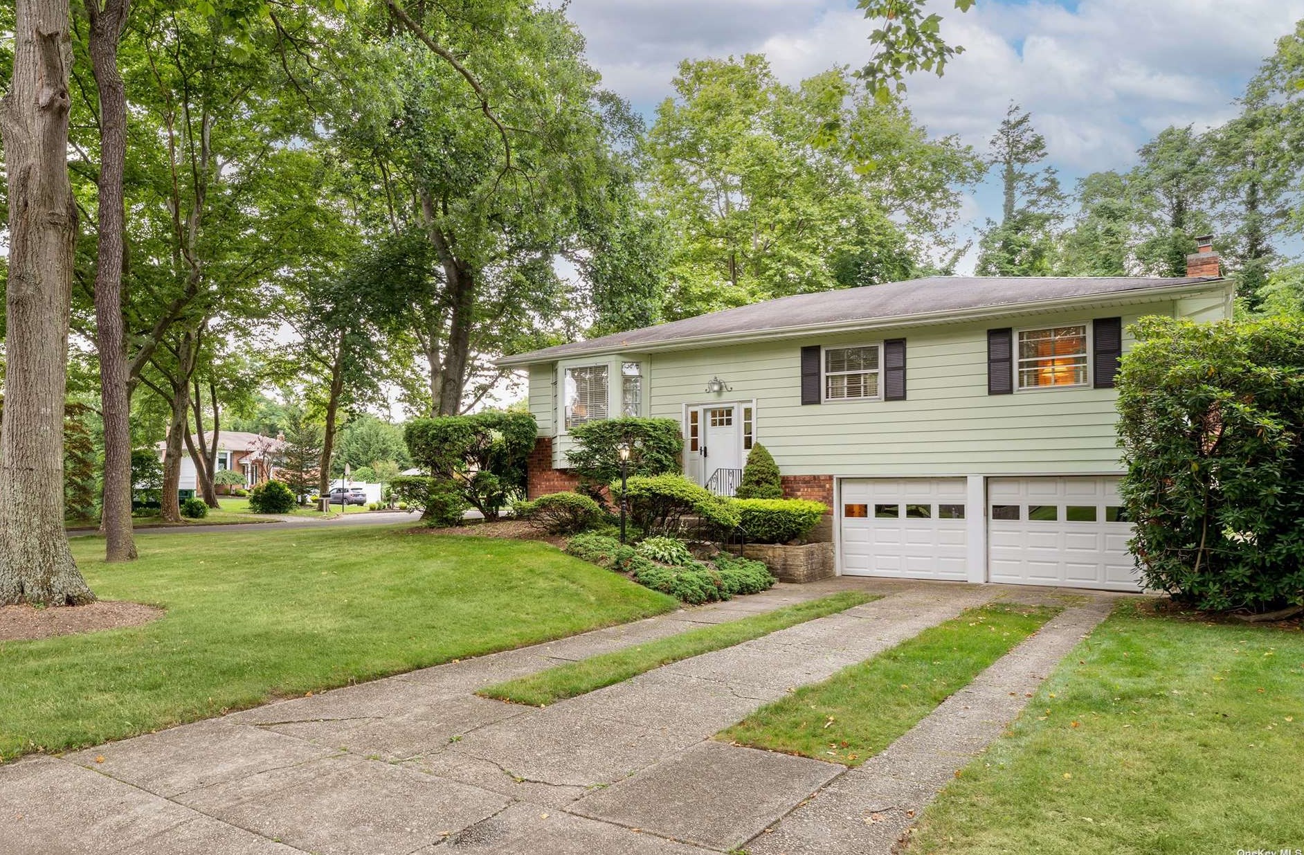 5 Miami Pl, Hauppauge, NY 11788-1601