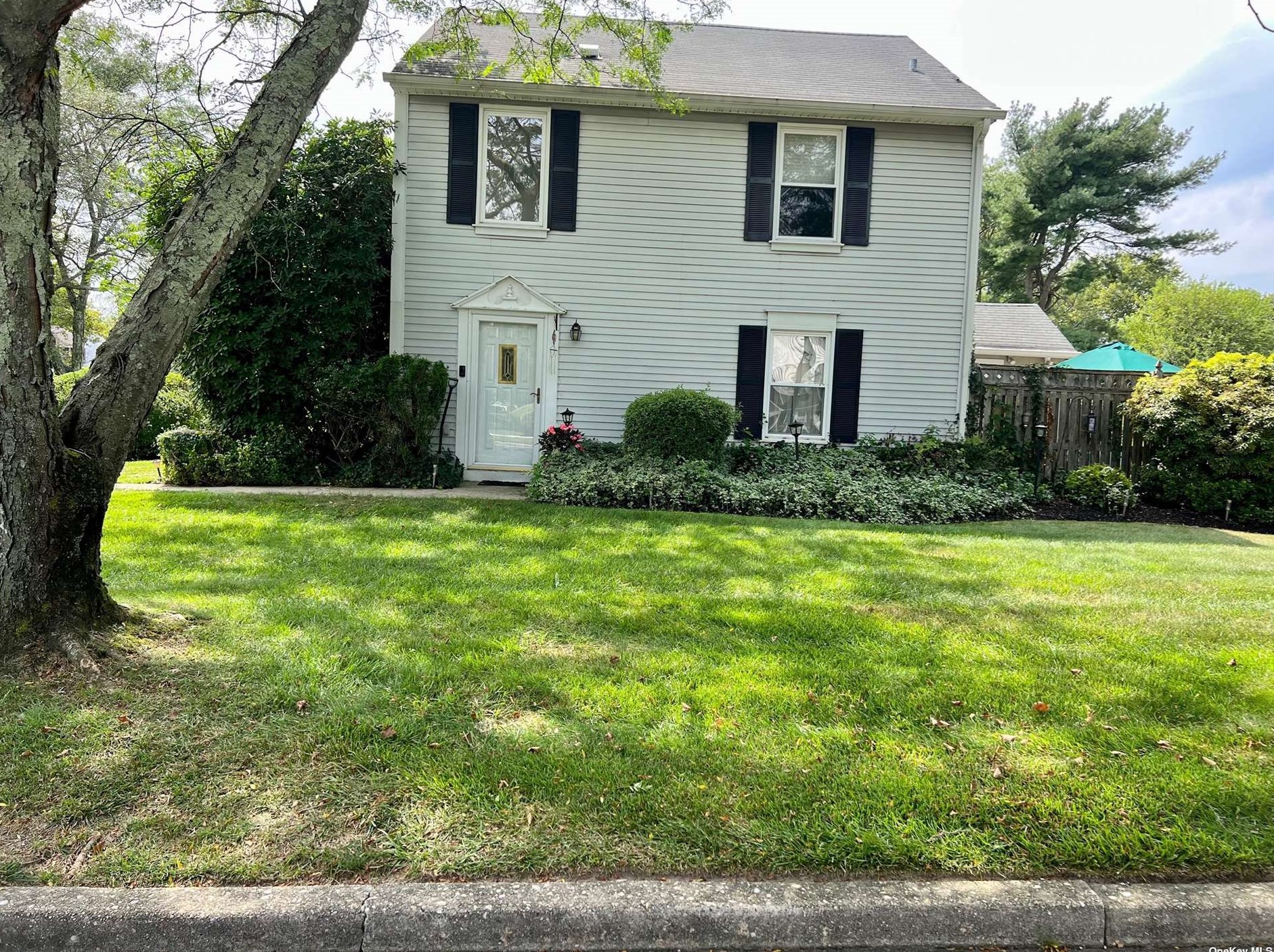 40 Federal Ln, Coram, NY 11727-1617