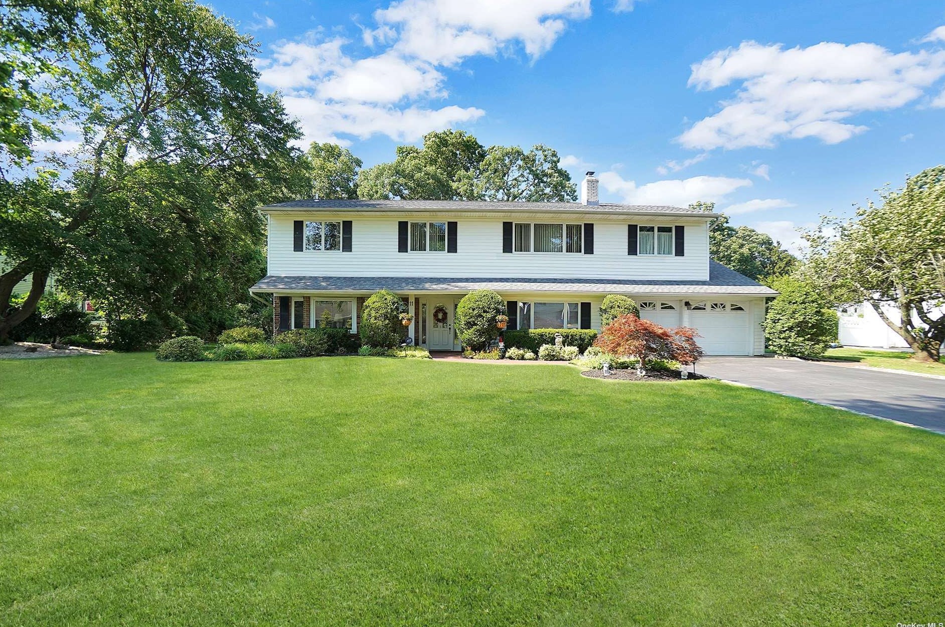 11 Steven Pl, Smithtown, NY 11787-5418