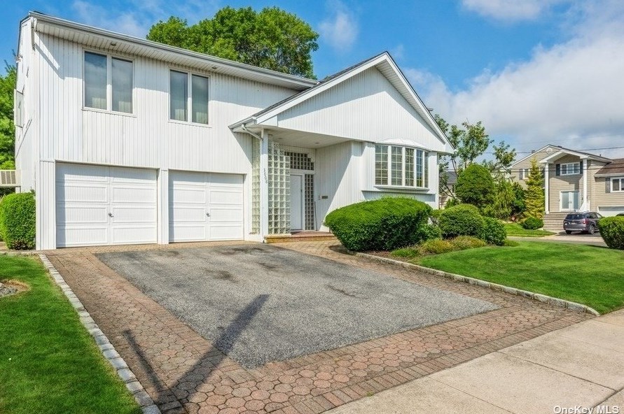 3008 Wynsum Ave, North Merrick, NY 11566-5410
