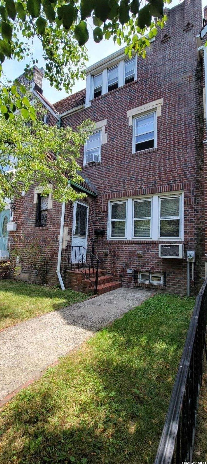 34-35 83rd St, Flushing, NY 11372-1631