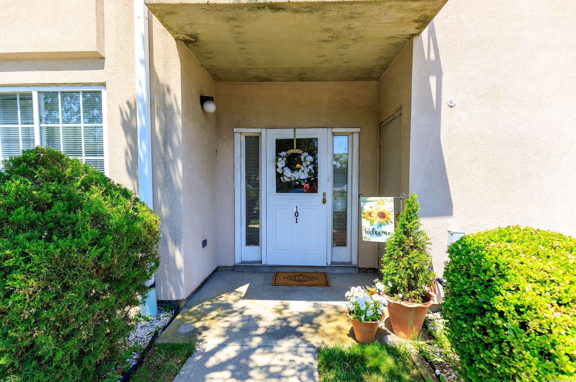 54 School St, Westbury, NY 11590-4458