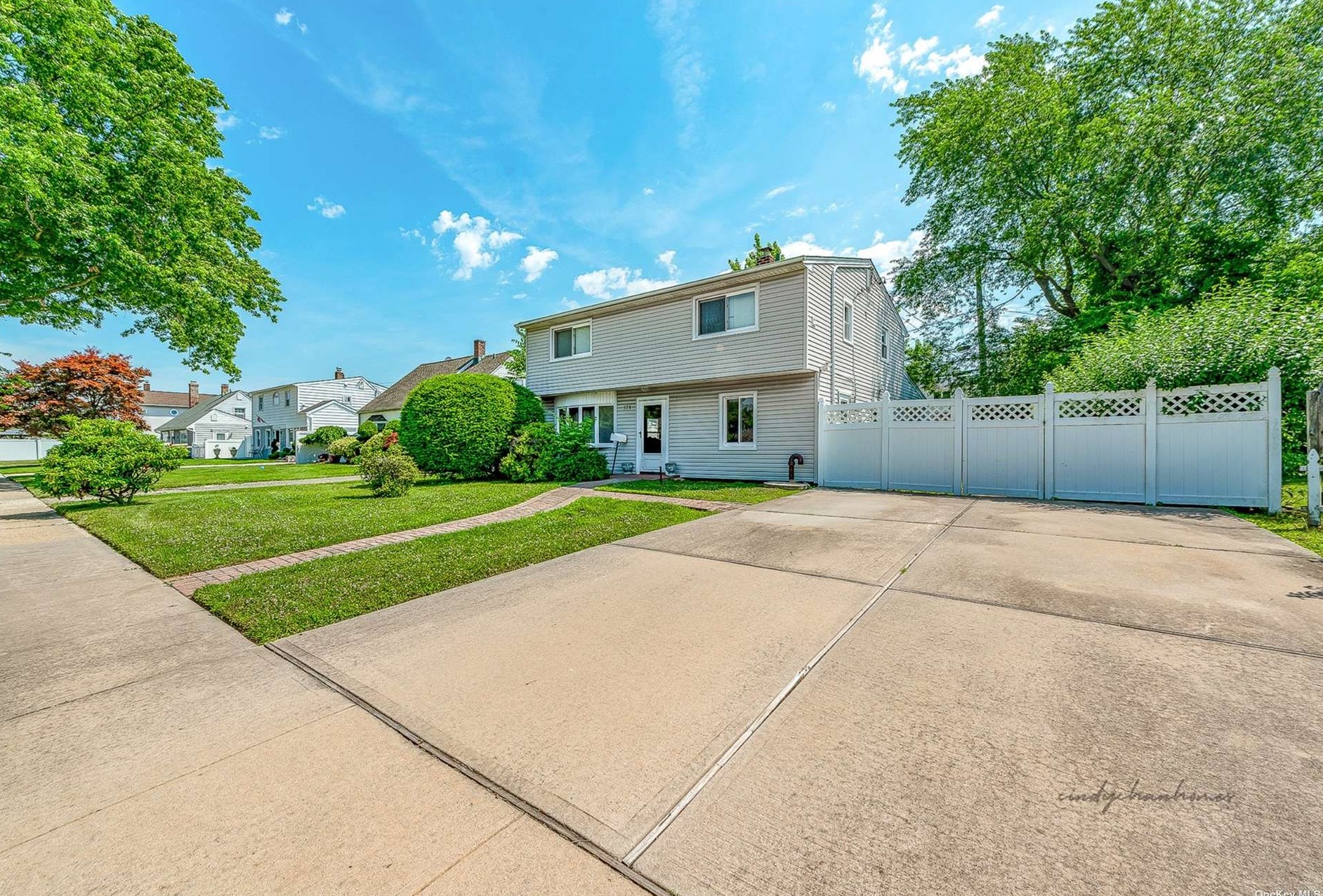 178 Swan Ln, Plainedge, NY 11756-4438