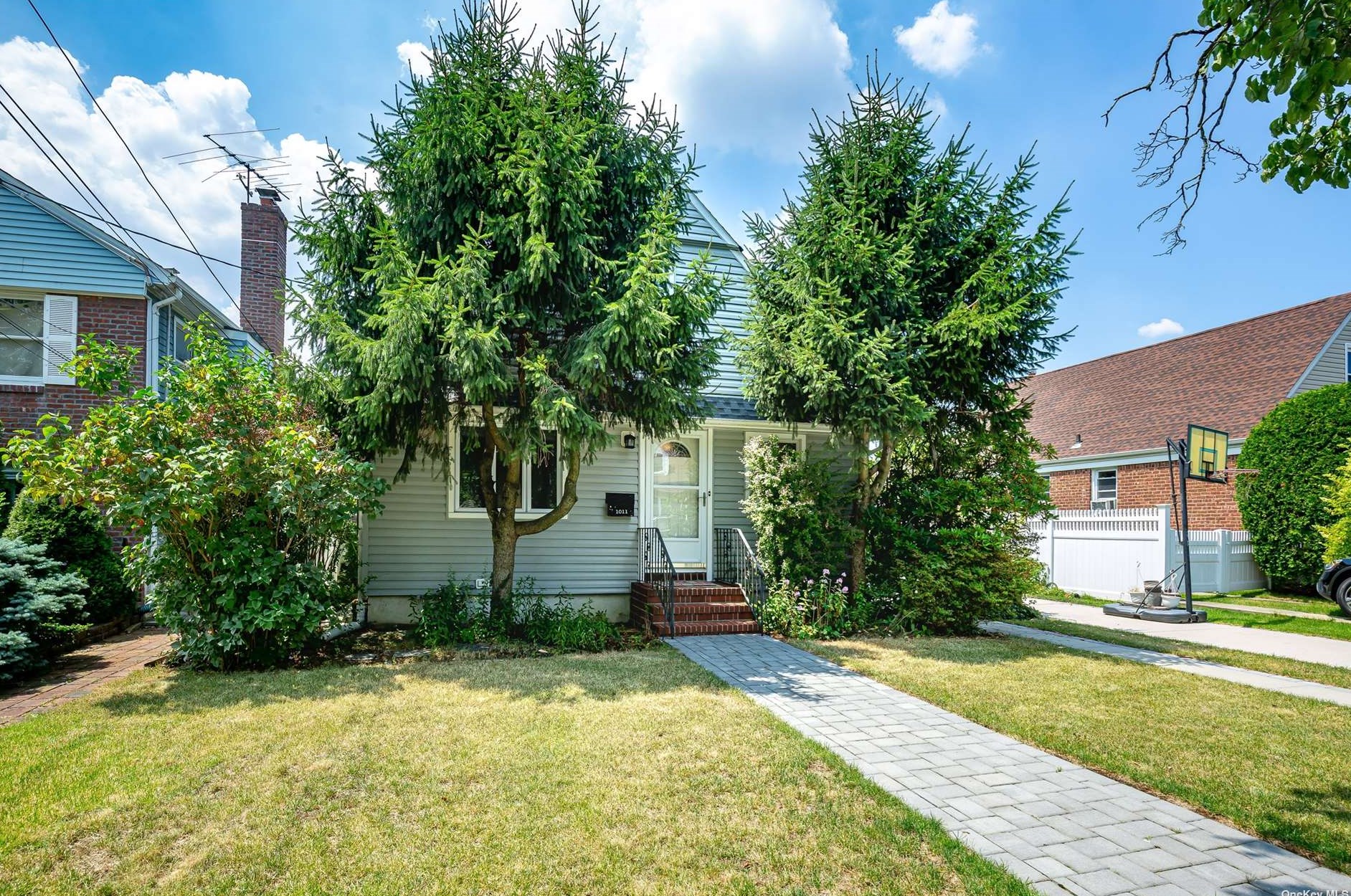 1011 N 1st St, New Hyde Park, NY 11040