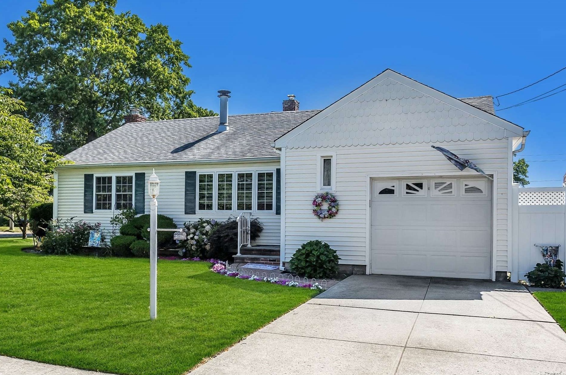 2577 Westlake Ave, Rockville Centre, NY 11572-2425