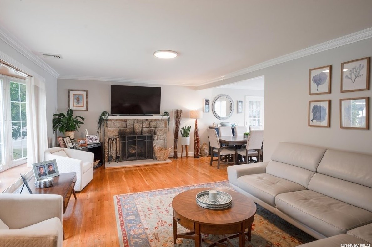 20 Linda Rd, Port Washington, NY 11050-2817