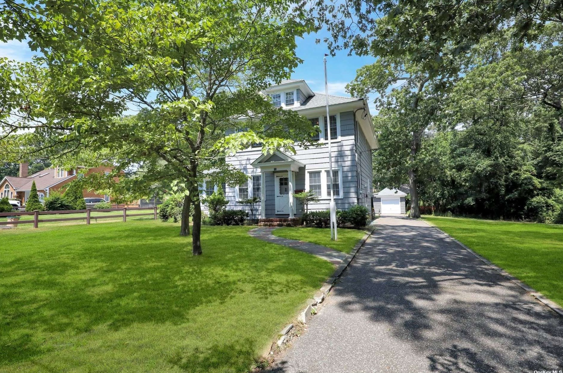 73 Hampton St, Sayville, NY 11782-3205