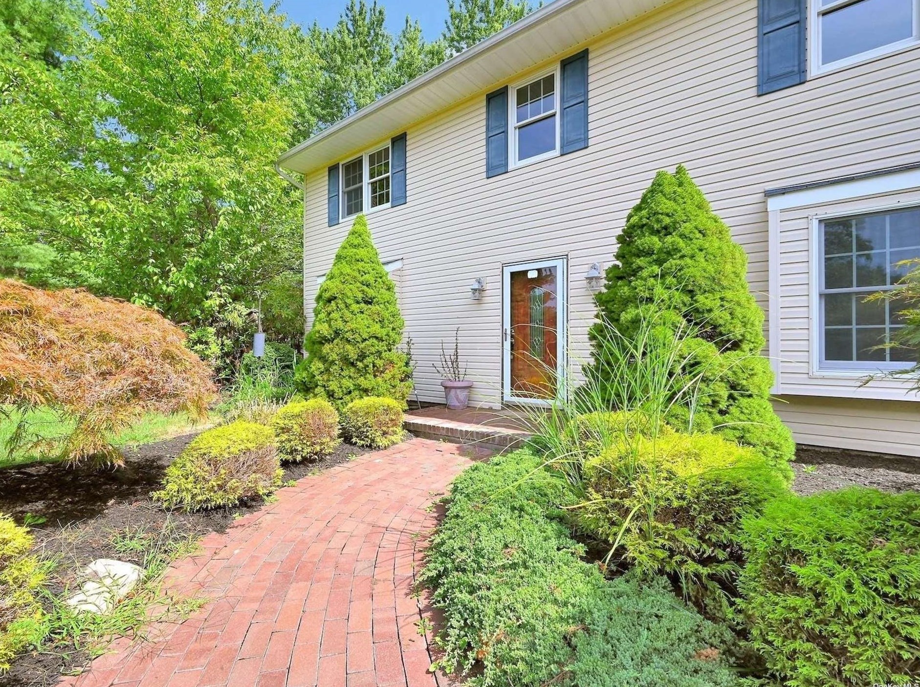 15 Maywood Ct, Head Of The Harbor, NY 11780-3404