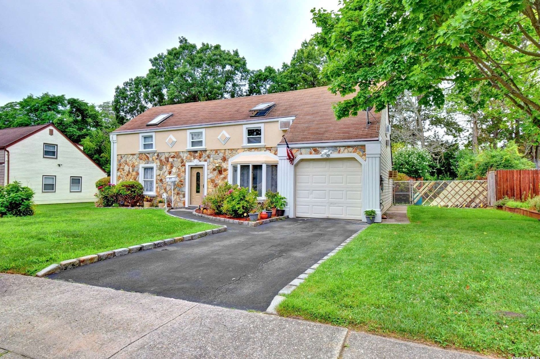 27 Cloverlook Ln, Central Islip, NY 11722