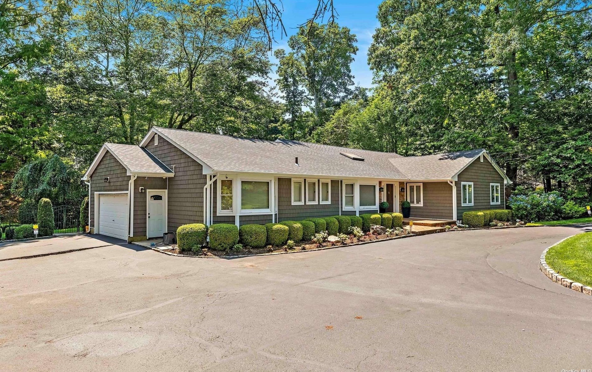17 Seward Dr, Woodbury, NY 11797-2608