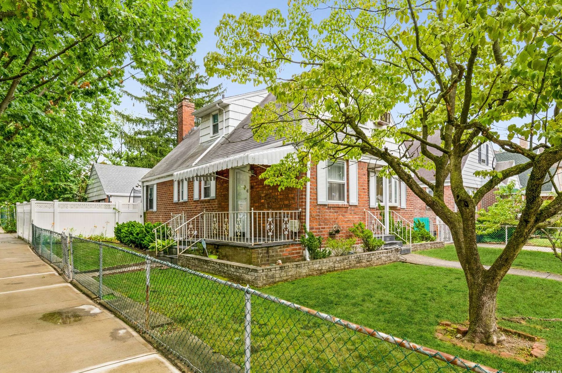 80-03 256th St, Floral Park, NY 11004