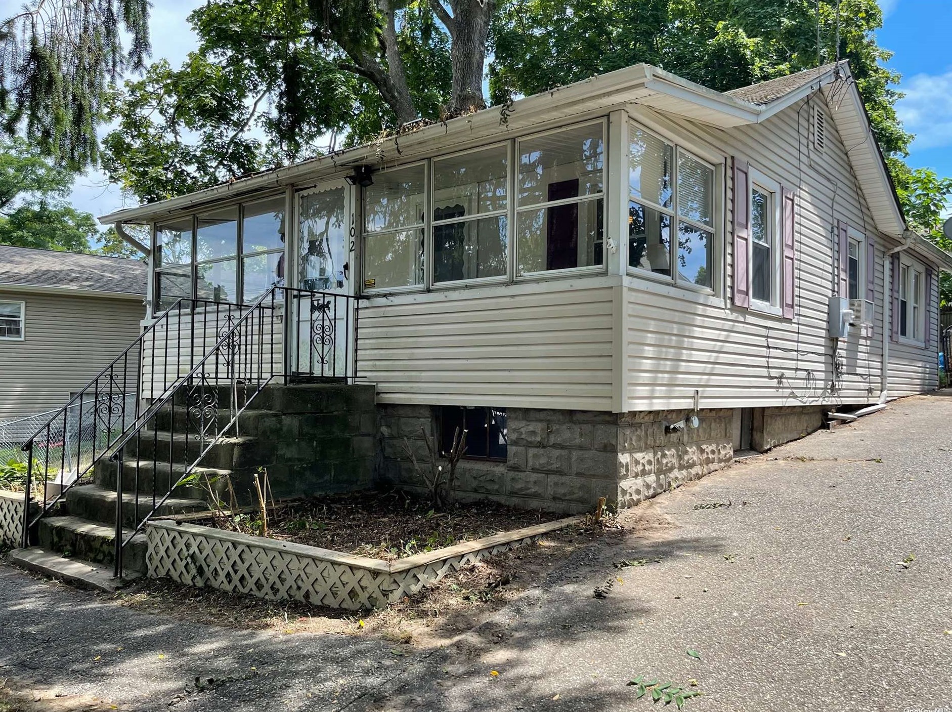102 Wyona Ave, Selden, NY 11784-3231
