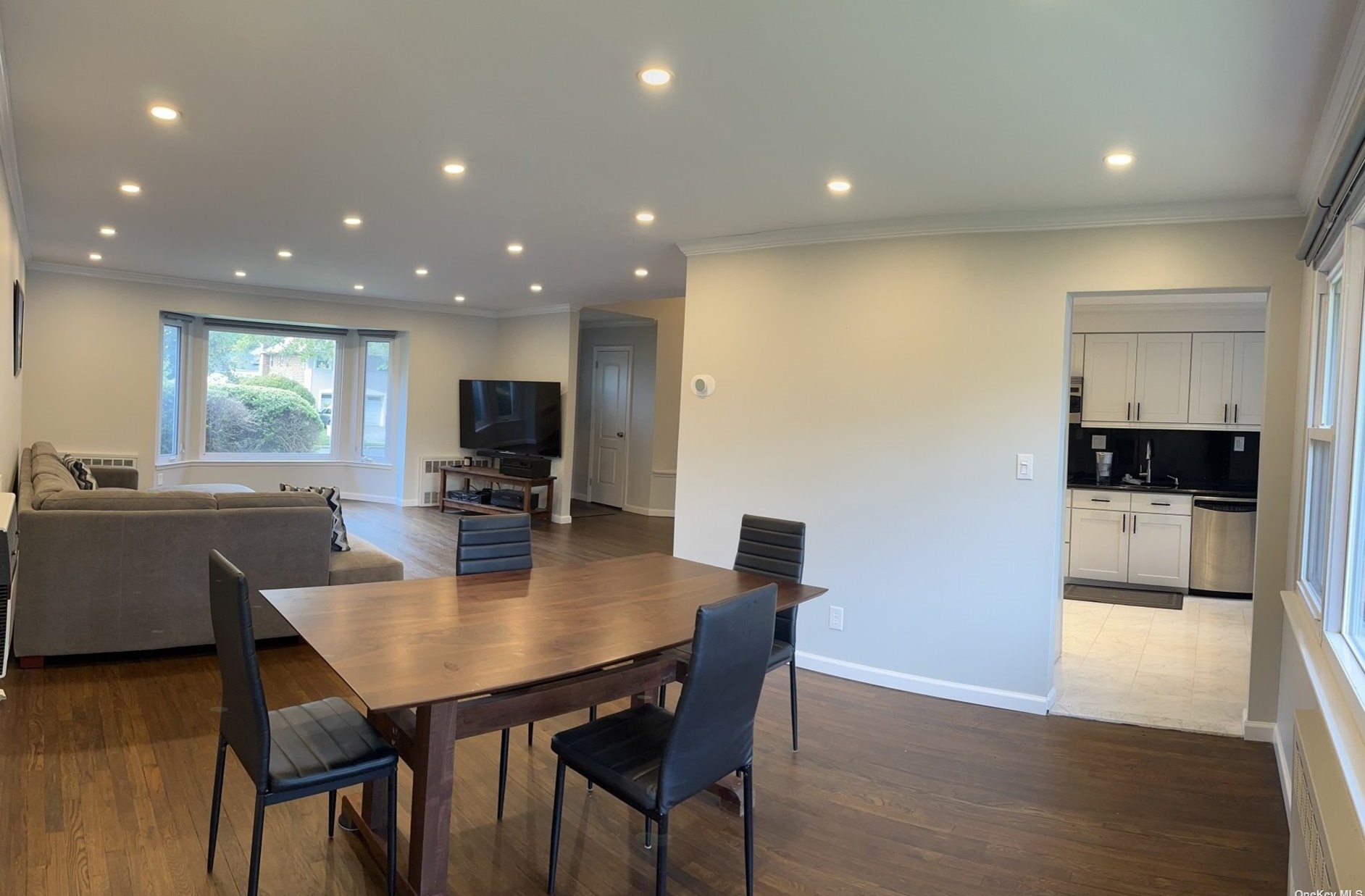 616 Gary Pl, Westbury, NY 11590