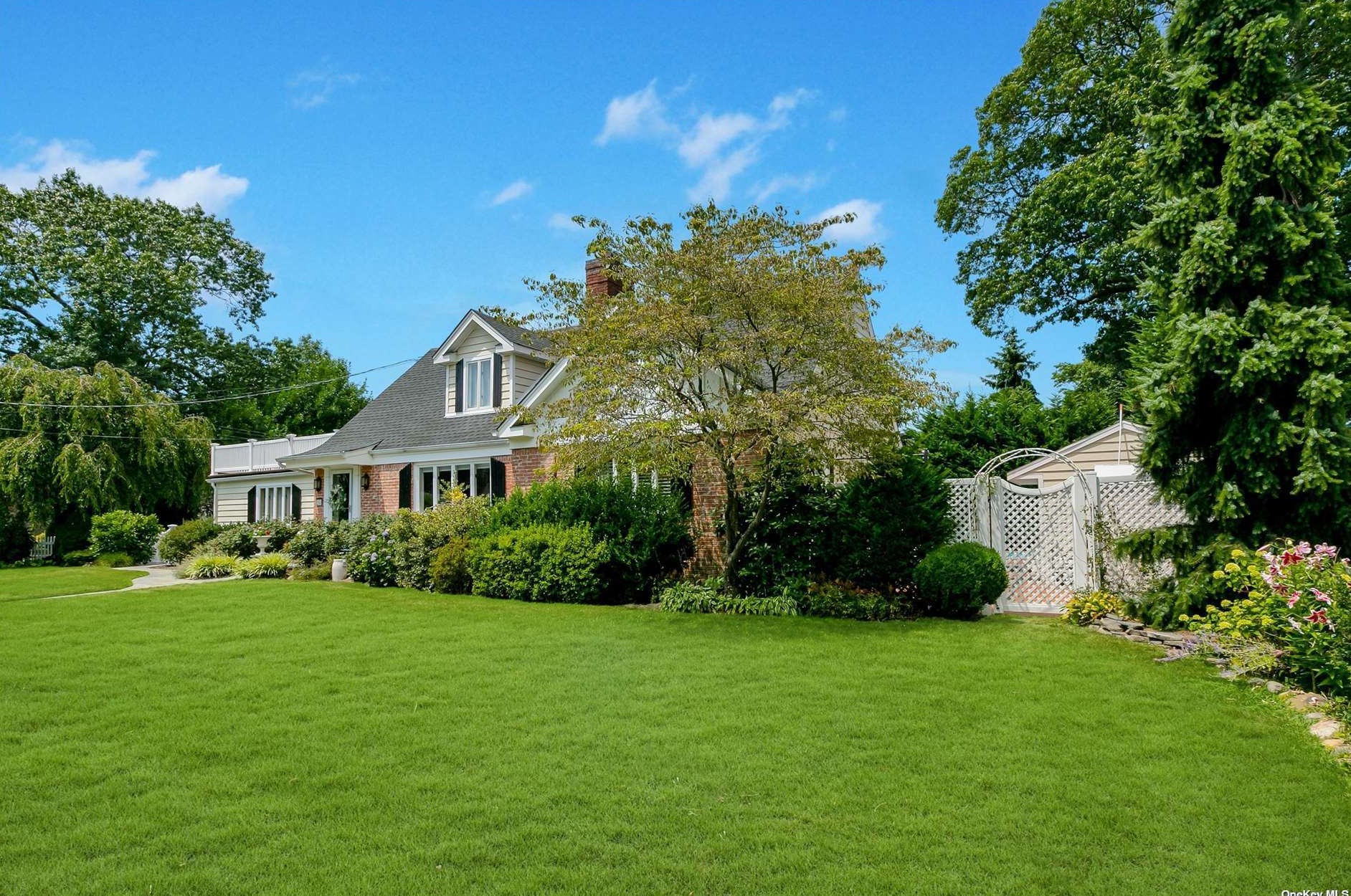 250 Forest Ave, Rockville Centre, NY 11570-2529