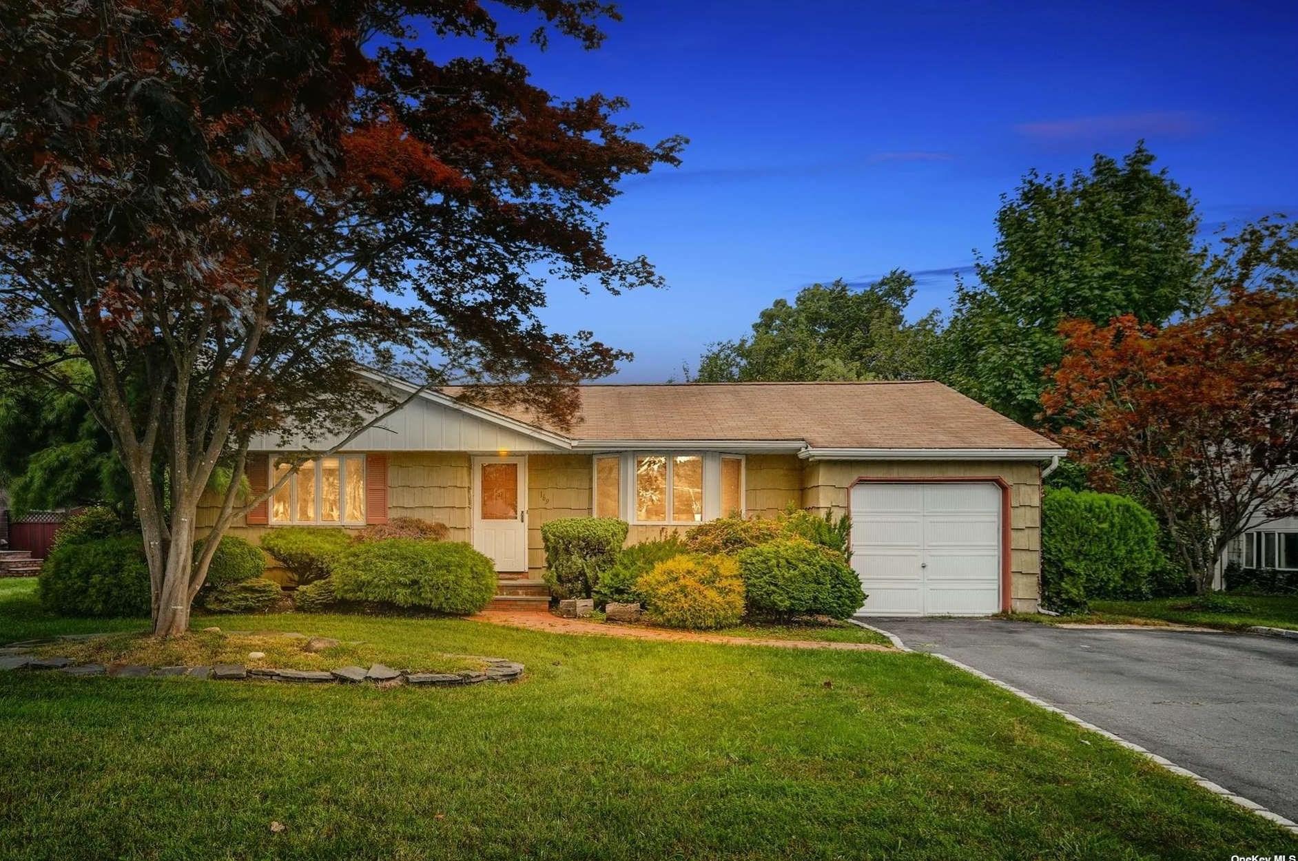 169 Plaisted Ave, Hauppauge, NY 11788-2753