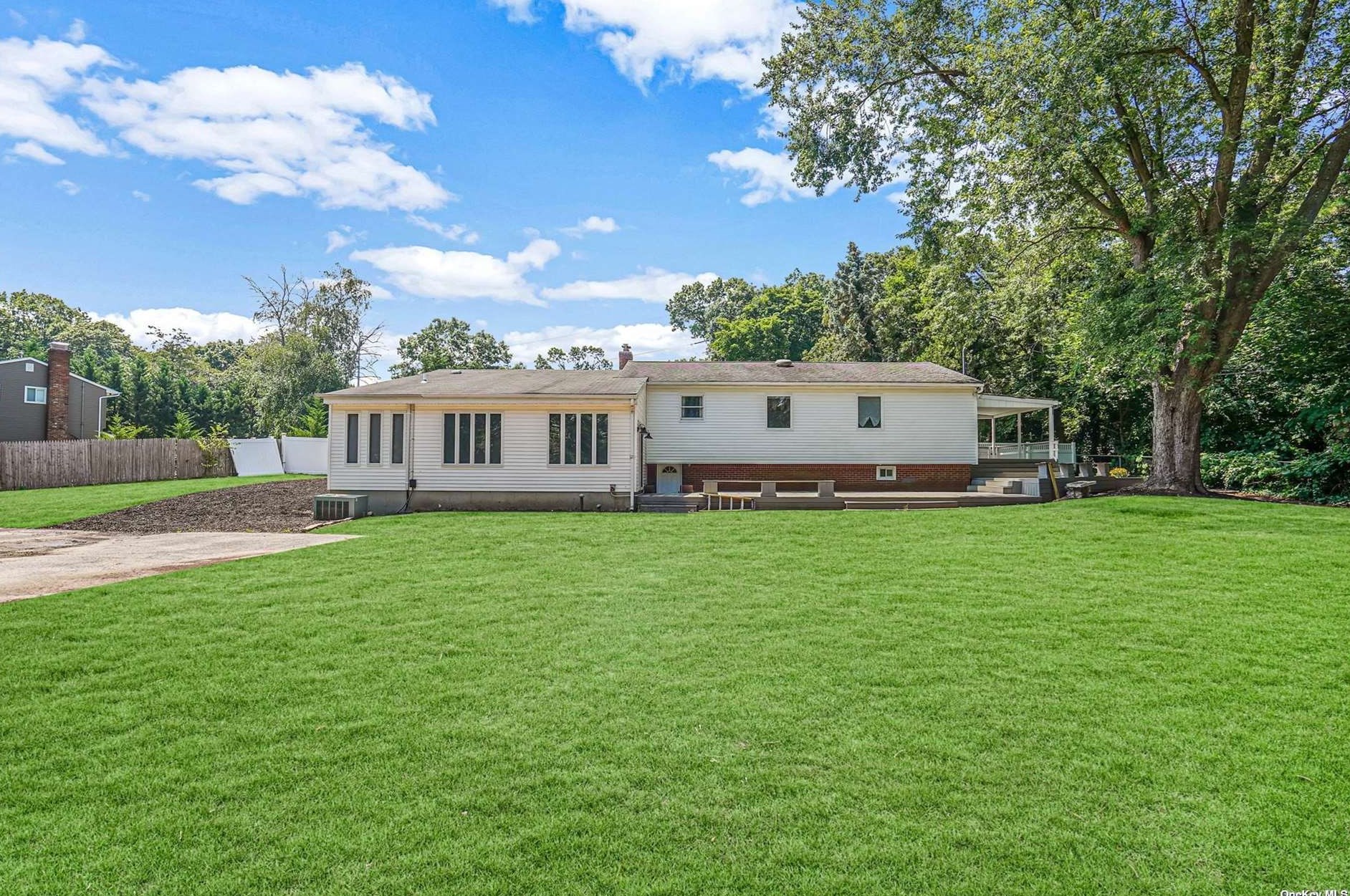 11 Butterfly Dr, Hauppauge, NY 11788-1033