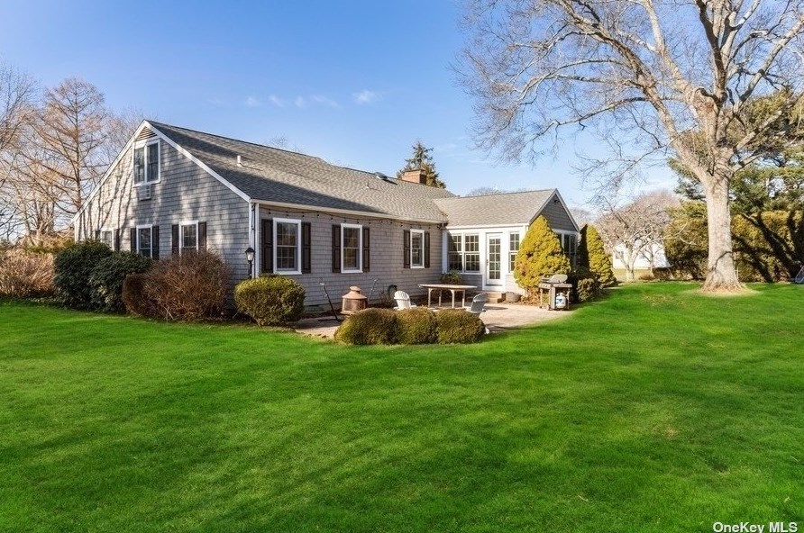 985 W Creek Ave, Nassau Point, NY 11935