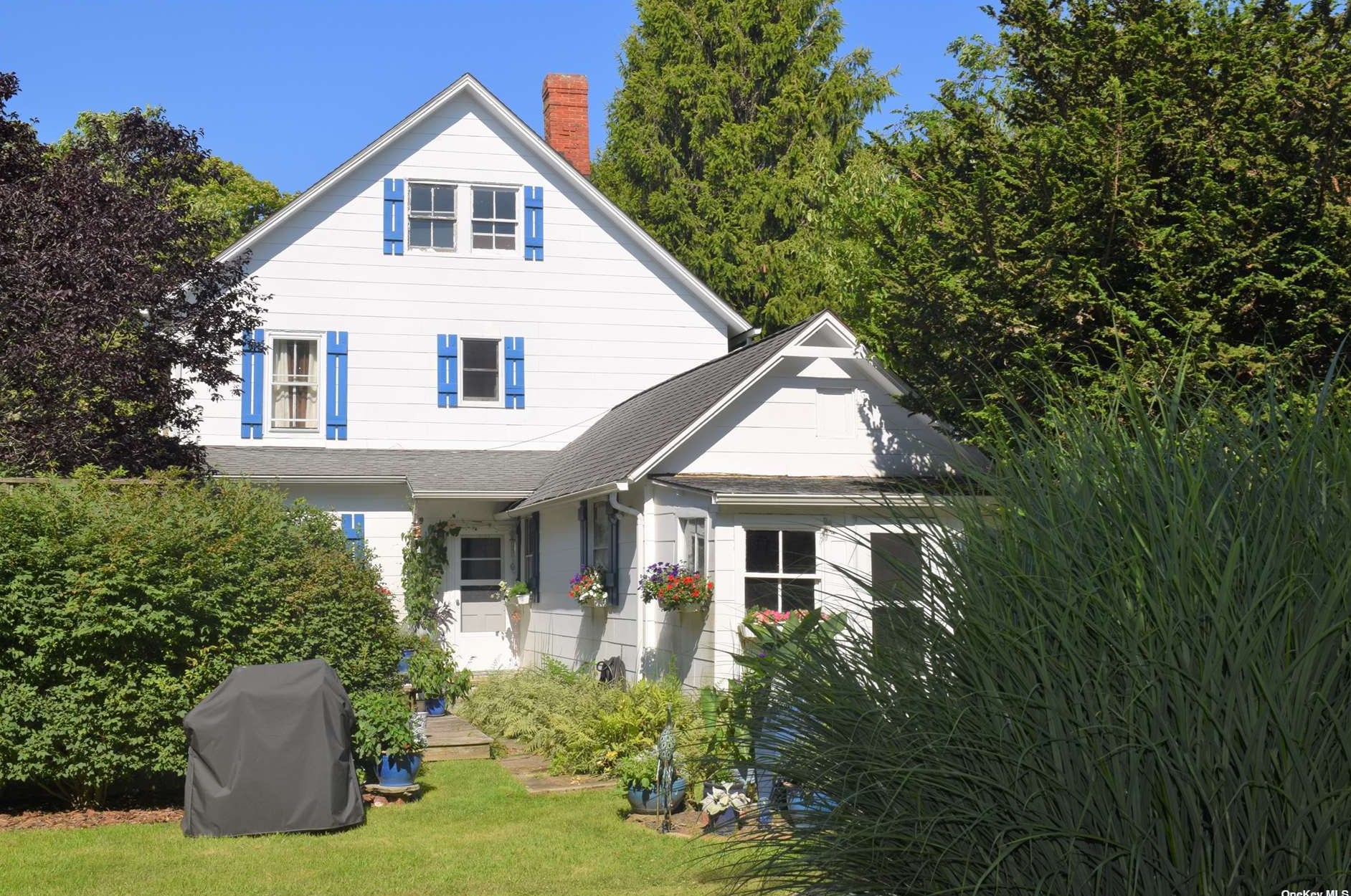 76 Atlantic Ave, East Moriches, NY 11940-1324