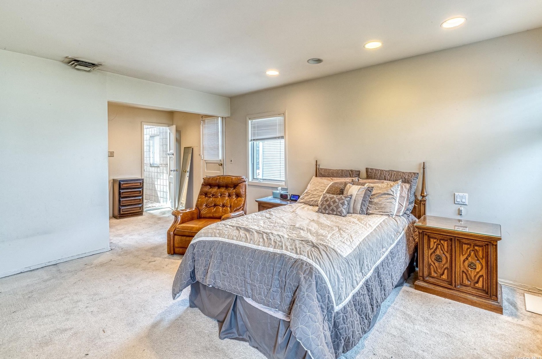 2883 Hbr Rd, North Merrick NY 11566-4610 exterior