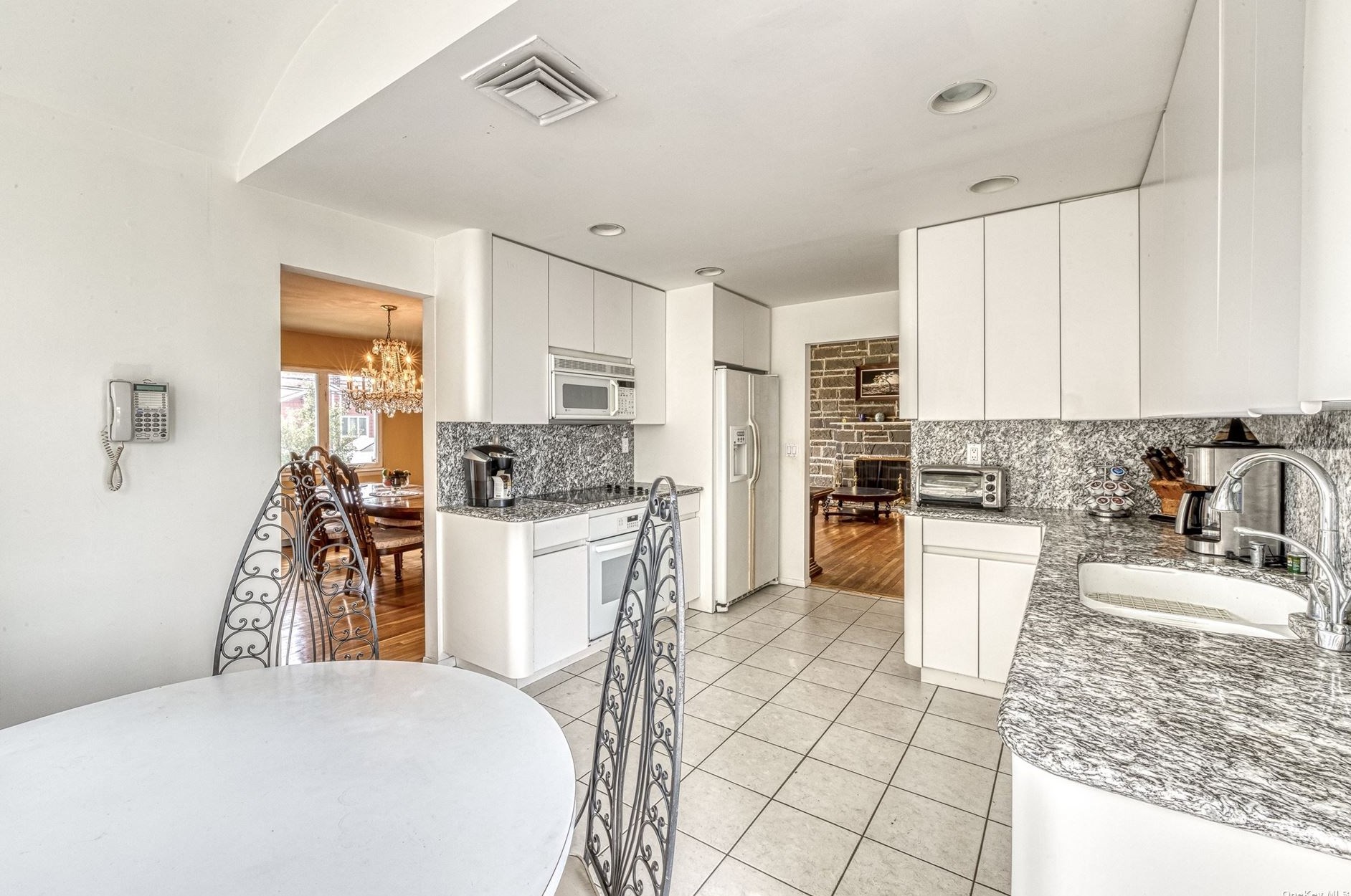 2883 Hbr Rd, North Merrick NY 11566-4610 exterior