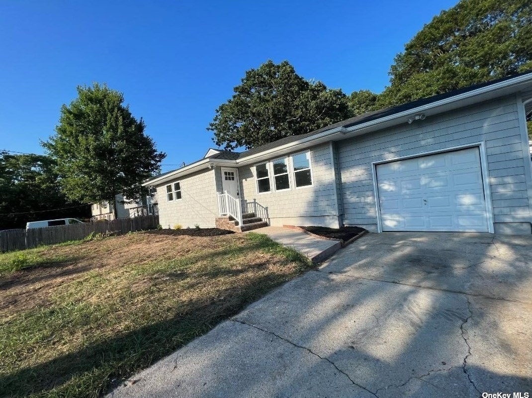 59 Cranford Blvd, Manor Park, NY 11950-1343