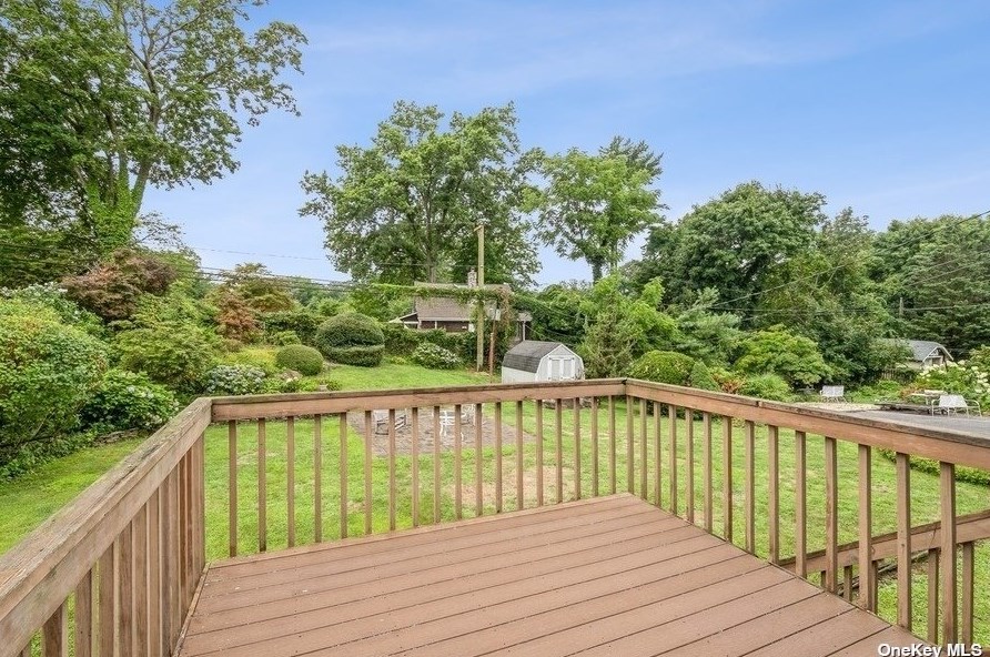 41 Lndg Rd, Hunt NY 11743-1817 exterior