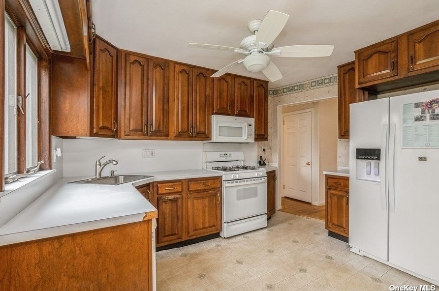 41 Lndg Rd, Hunt NY 11743-1817 exterior