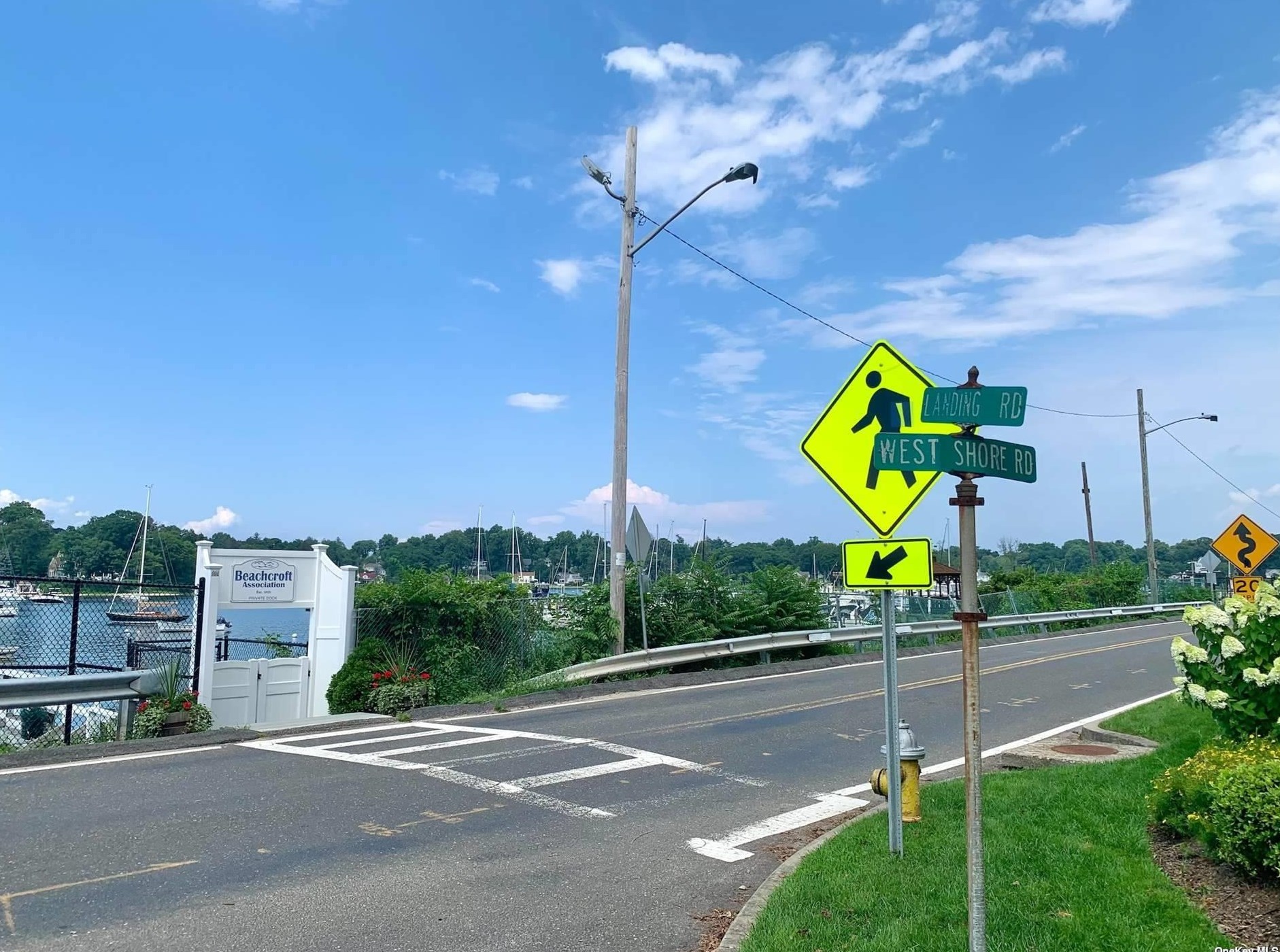 41 Lndg Rd, Hunt NY 11743-1817 exterior