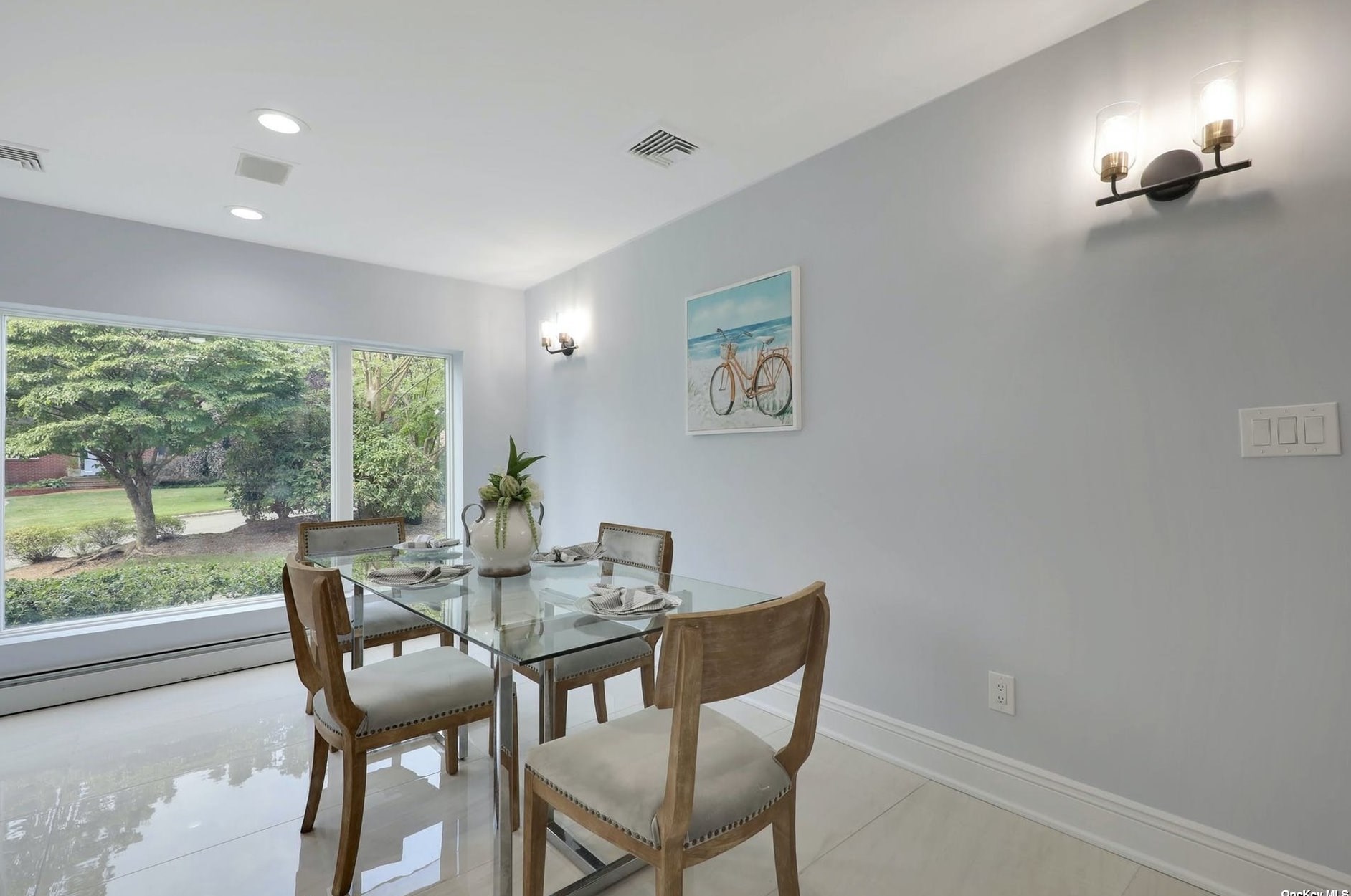 24 Flamingo Rd, East Hills NY  11576-2620 exterior