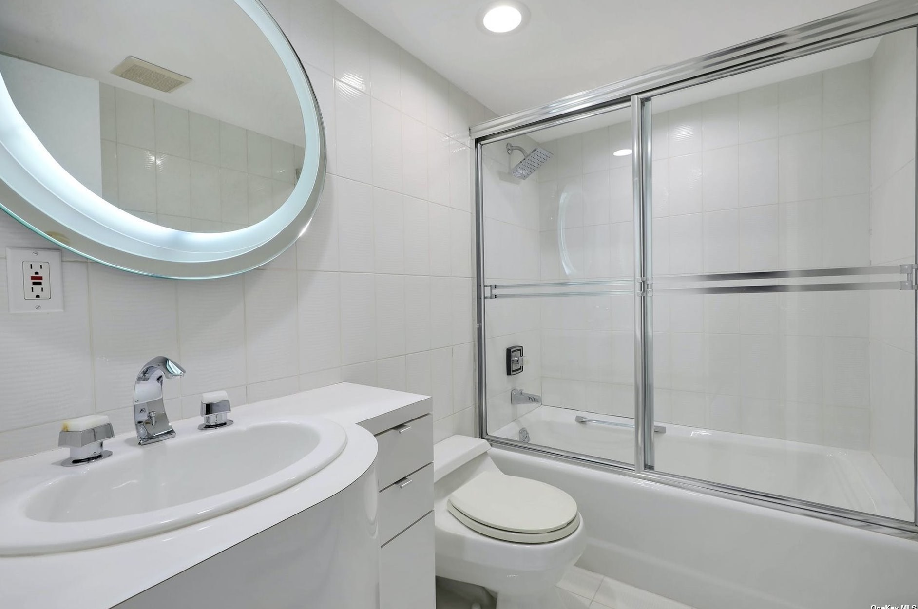 24 Flamingo Rd, East Hills NY  11576-2620 exterior