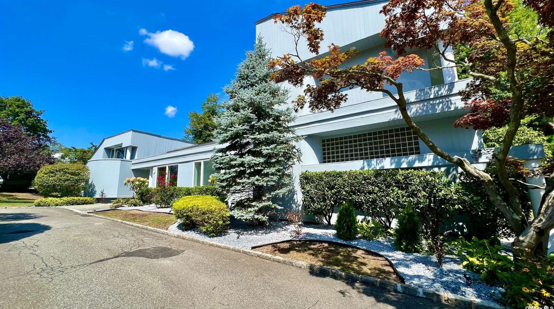 24 N Flamingo Rd, East Hills, NY 11576