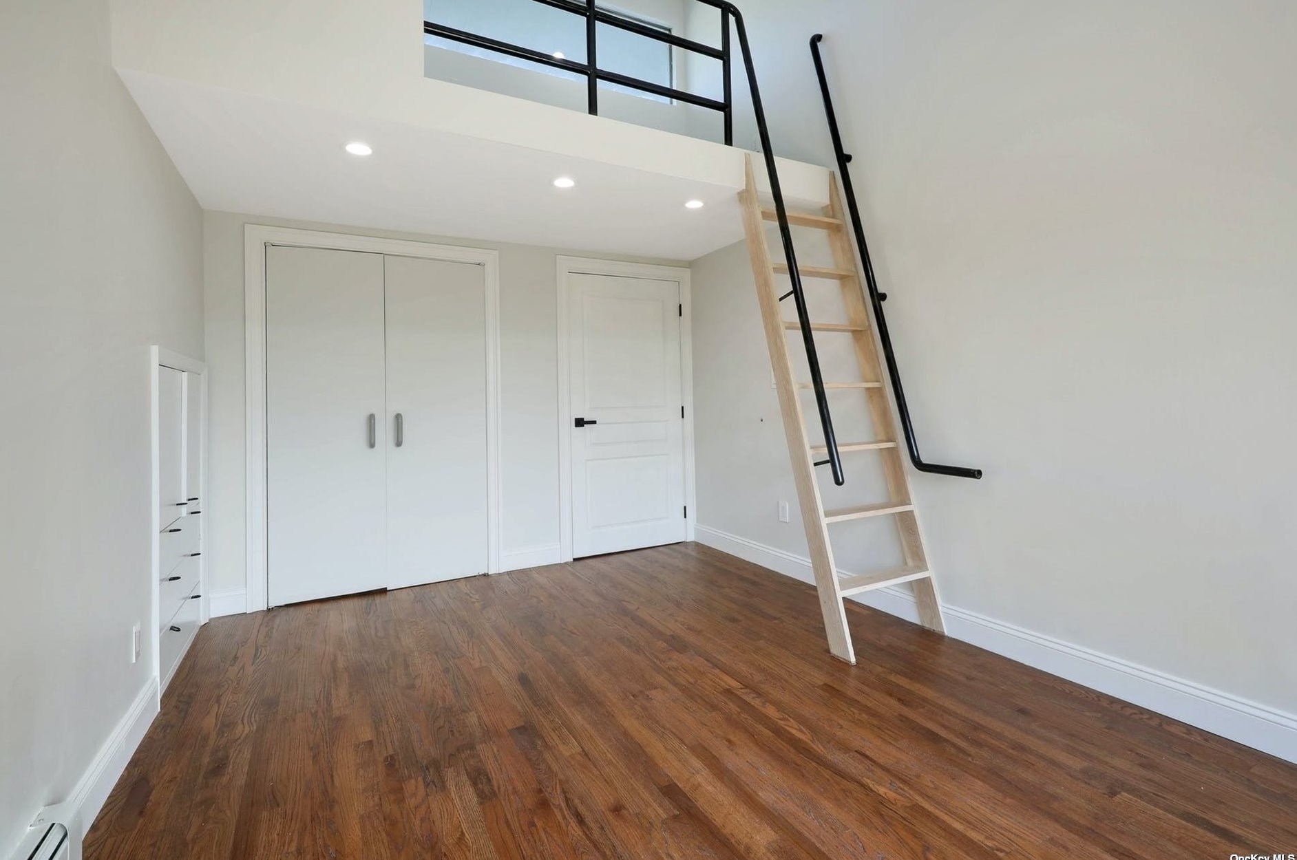 24 Flamingo Rd, East Hills NY  11576-2620 exterior