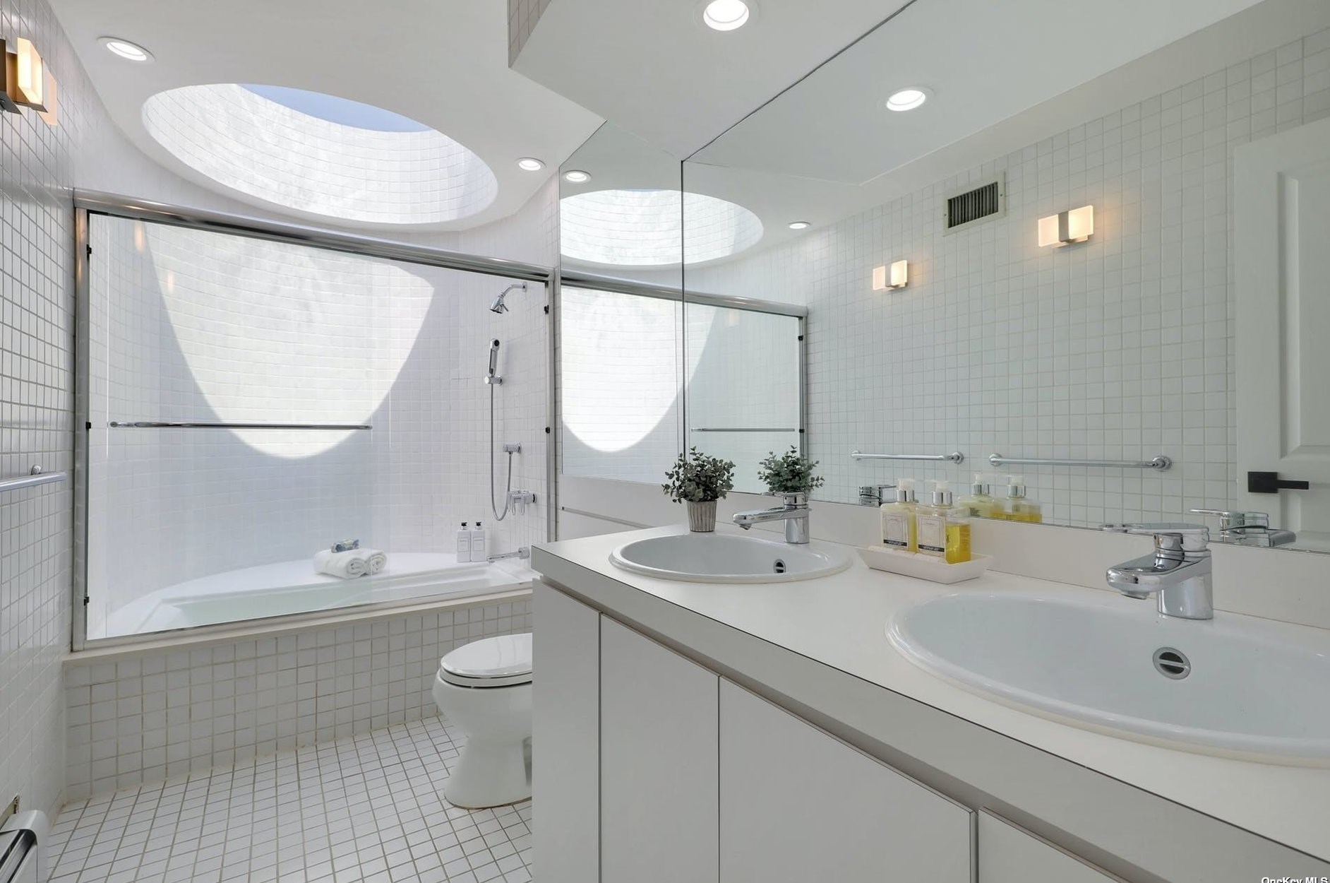 24 Flamingo Rd, East Hills NY  11576-2620 exterior