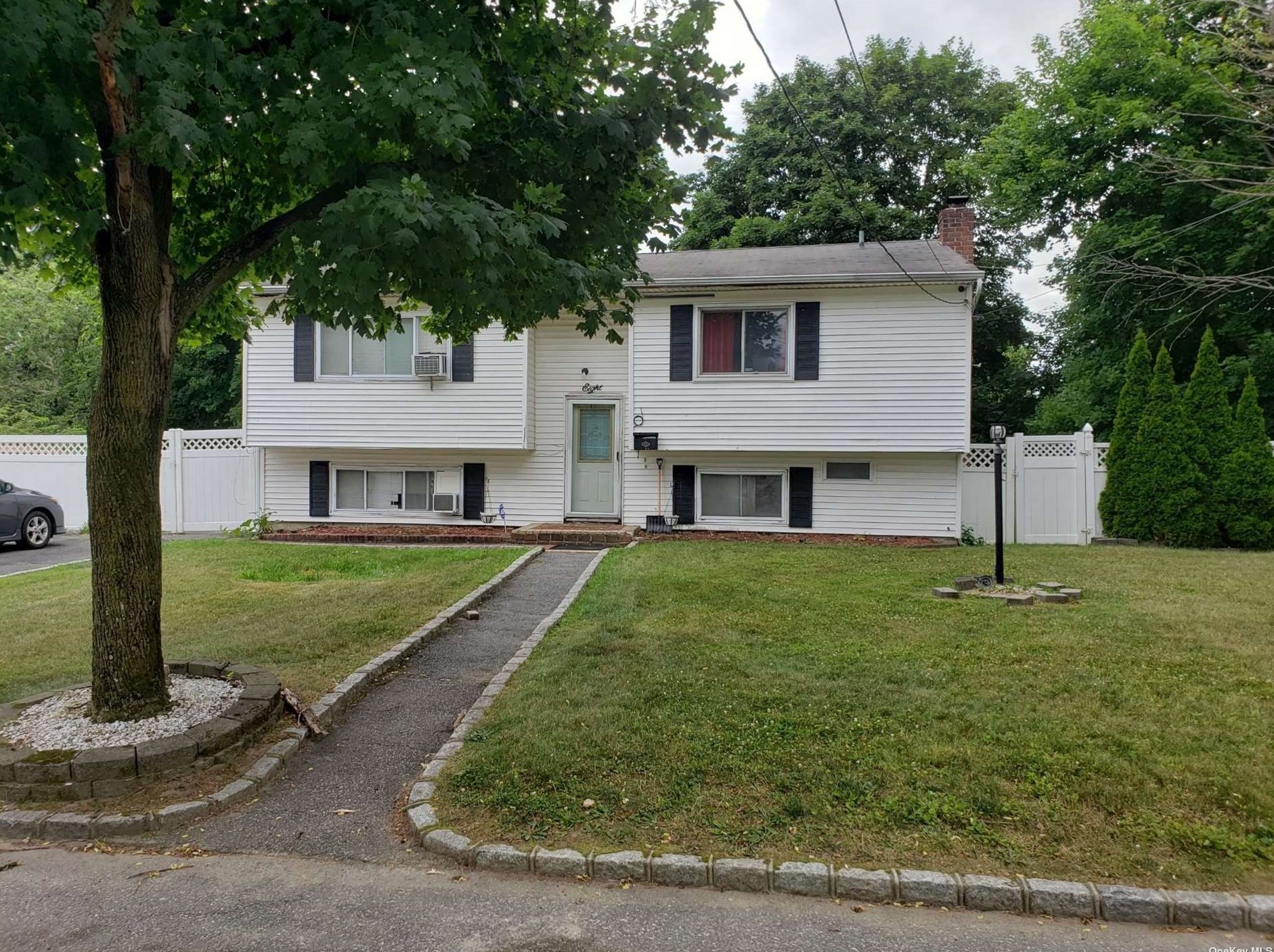 8 N 10th St, Wheatley Heights, NY 11798