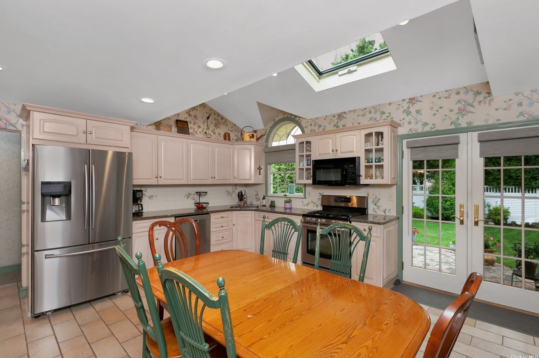 121 6th St, Hicksville, NY 11801-5417