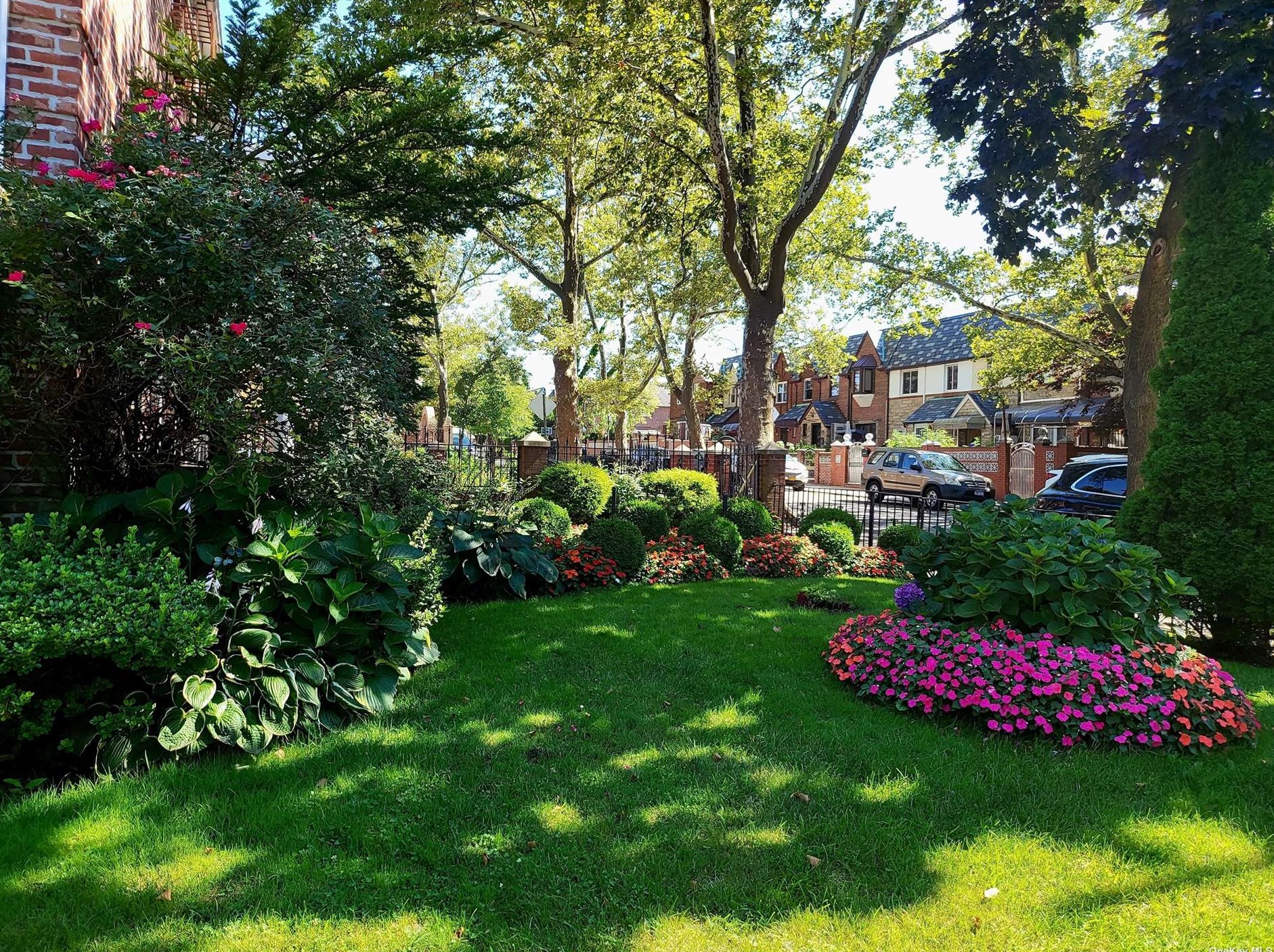 65-01 110th St, Flushing, NY 11375-1444