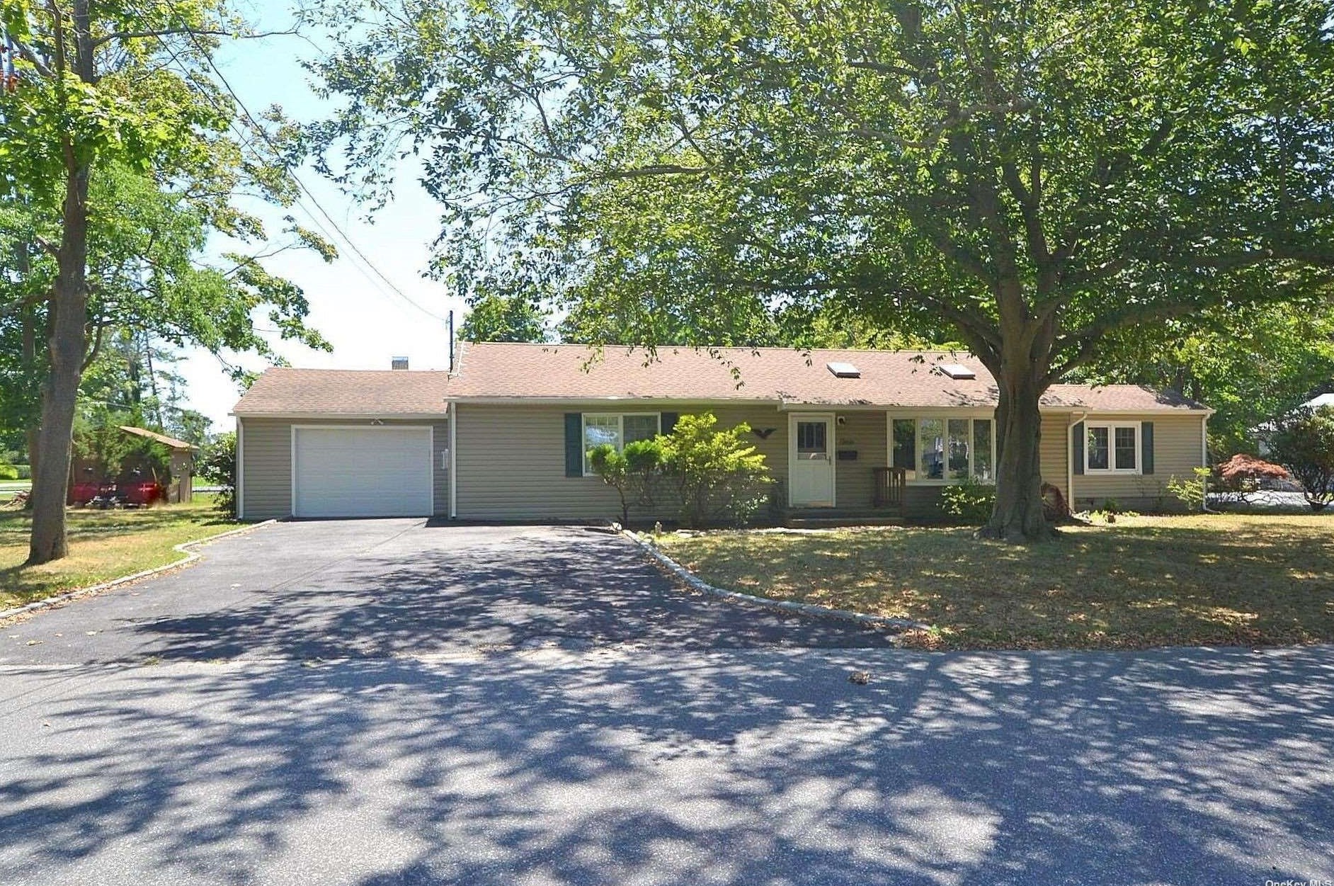 4 Colonial Dr, Canaan Lake, NY 11772-5802