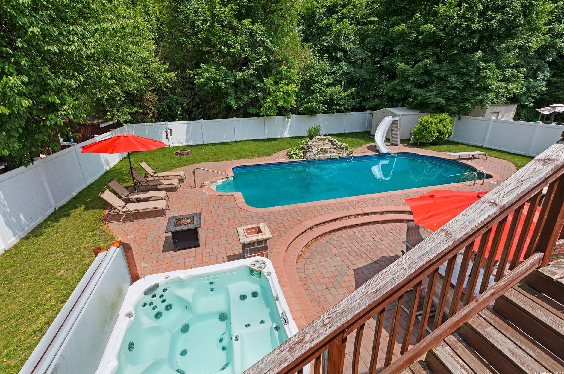 107 Serpentine Ln, Hauppauge, NY 11749-1646
