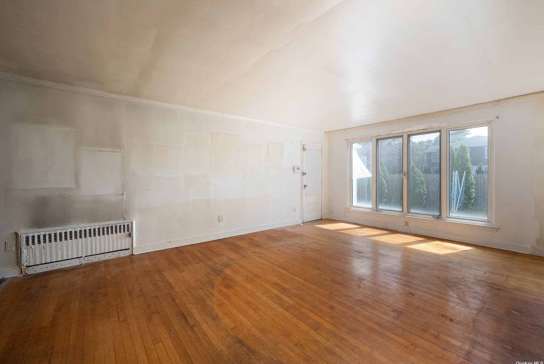 241 Burtis Ave, Rockville Centre, NY 11570-2406