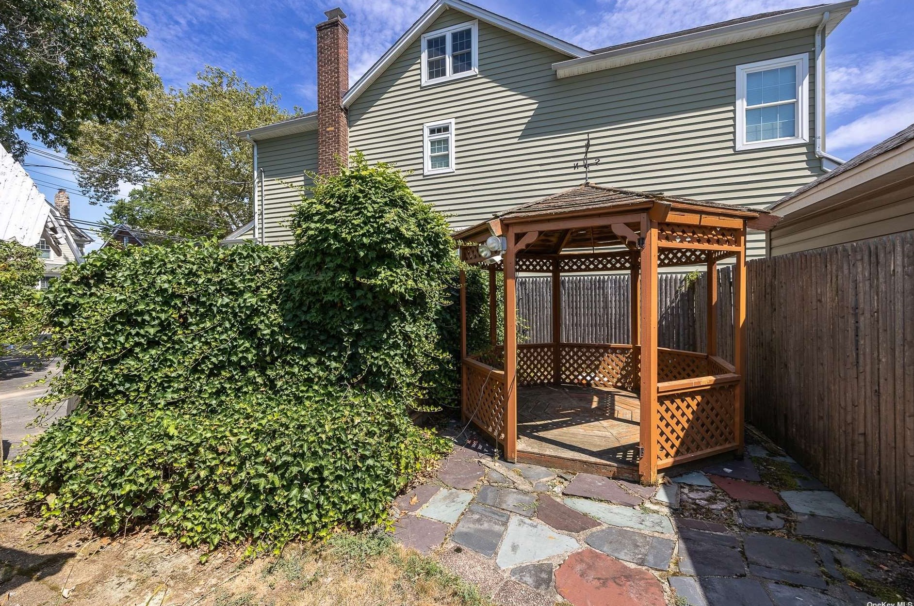 241 Burtis Ave, Rockville Centre NY  11570-2454 exterior