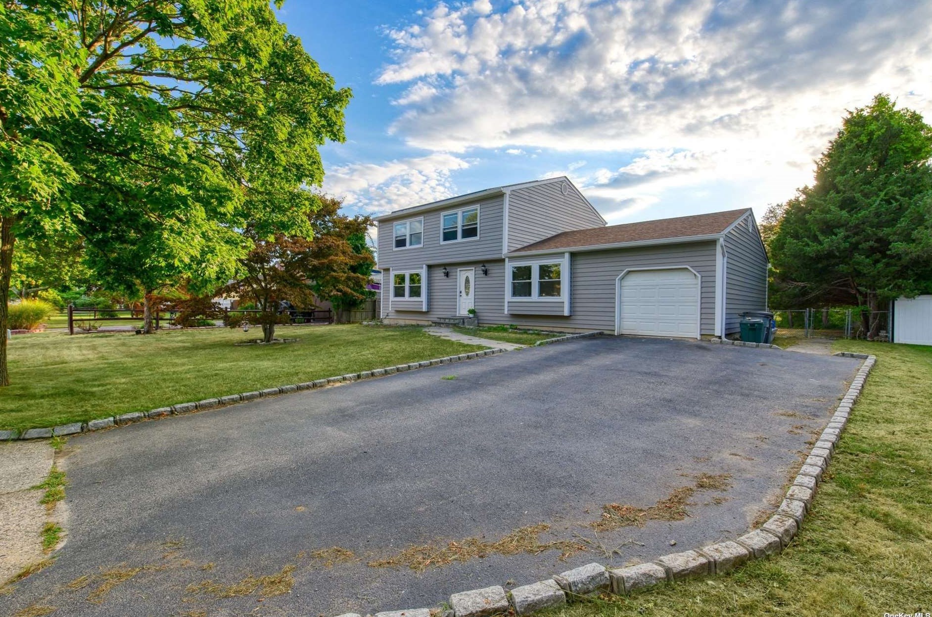 147 Tarpon Ave, Gordon Heights, NY 11763-4427