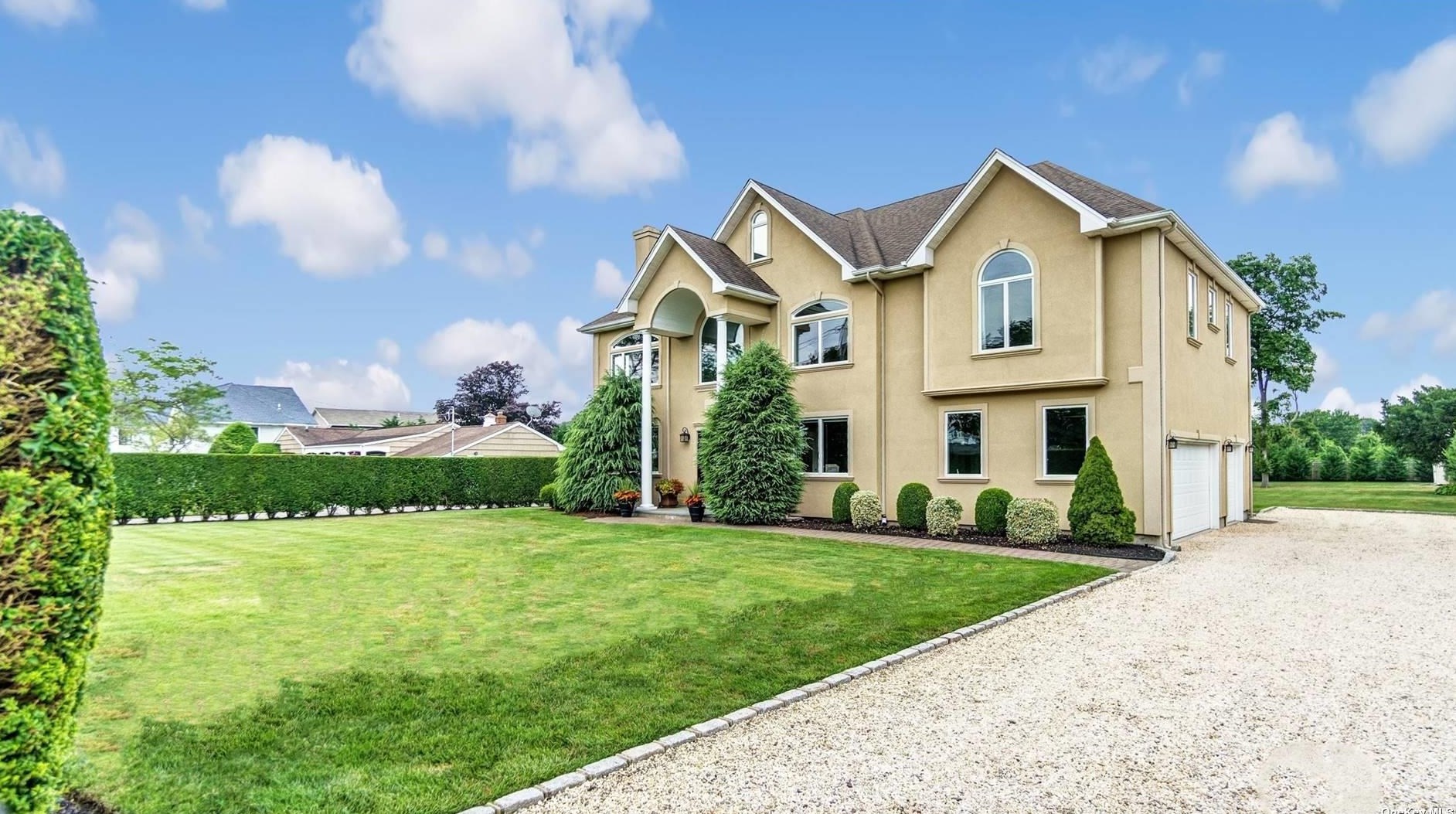 240 S Gillette Ave, Bay Port, NY 11705