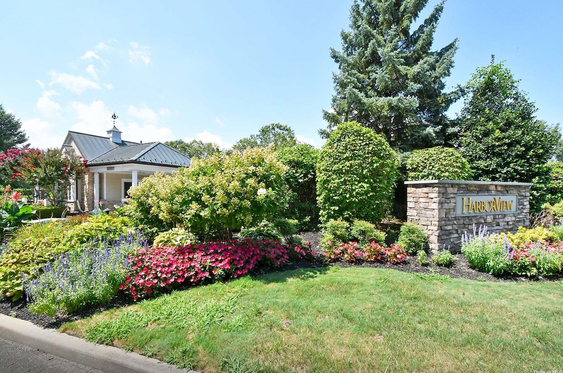 20 Overlook, Port Washington, NY 11050-4702